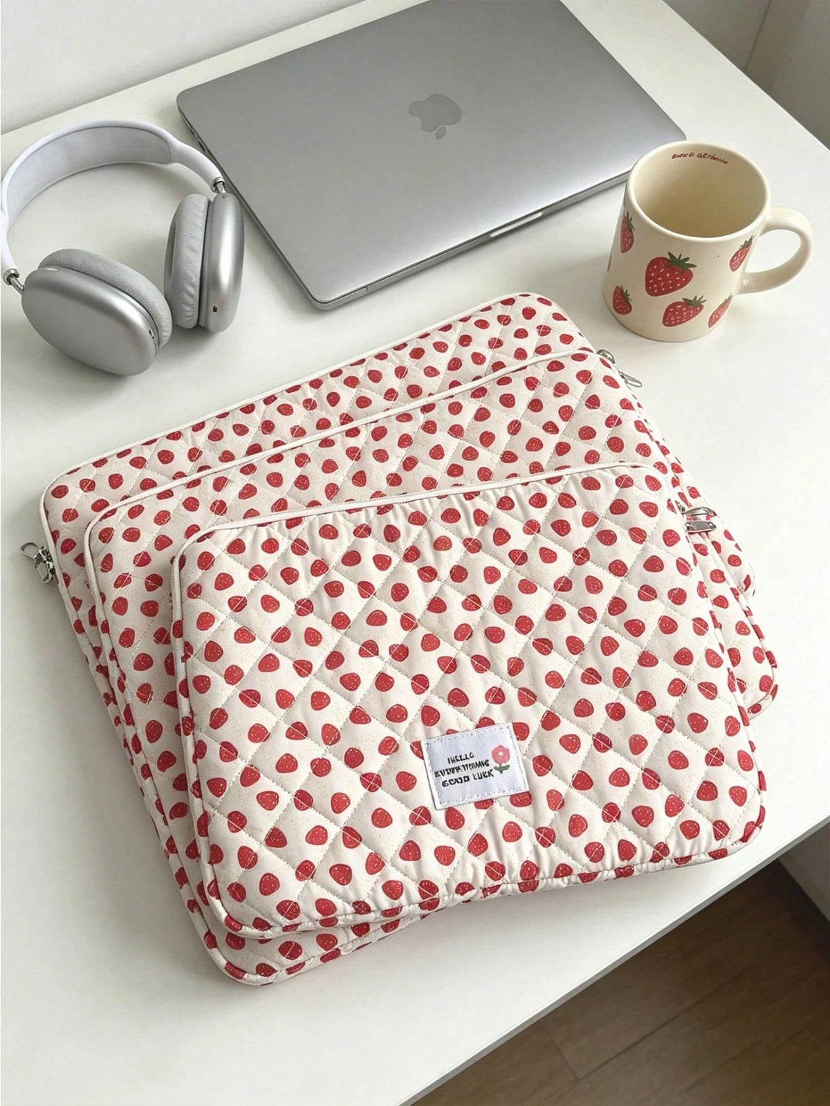 1pc Quilted Laptop Sleeve Bag With Strawberry Pattern, Fashionable & Lightweight, Fits 11", 13", 15" Laptops And Tablets, Back To School Essential, Laptop Protective Case, Laptop Inner Sleeve, Laptop