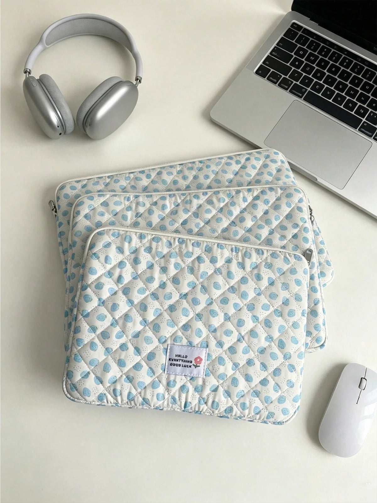 1pc Quilted Laptop Sleeve Bag With Strawberry Pattern, Fashionable & Lightweight, Fits 11", 13", 15" Laptops And Tablets, Back To School Essential, Laptop Protective Case, Laptop Inner Sleeve, Laptop