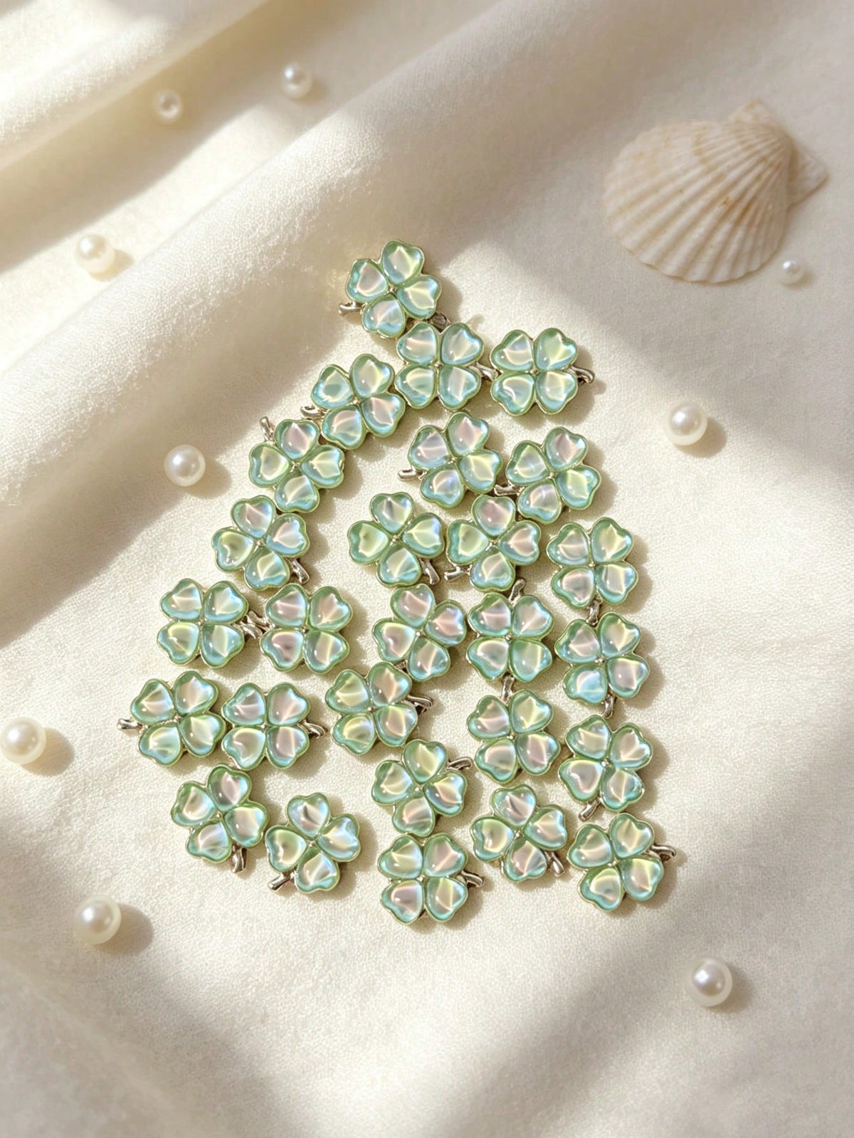 5pcs Gradient Four-Leaf Clover Nail Art Charms, Gold Frame Mermaid Shell Iridescent Pearl Glossy Four-Leaf Clover Nail Decor, Shiny Smooth 3D Embellishments, Suitable For Acrylic Nails, Phone Cases, R