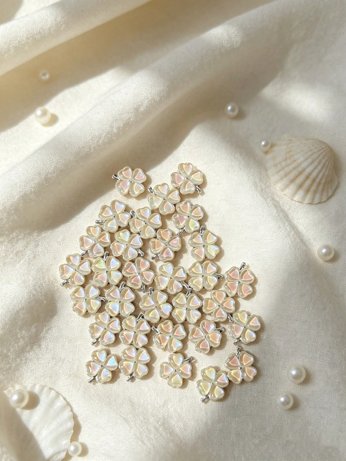 5pcs Gradient Four-Leaf Clover Nail Art Charms, Gold Frame Mermaid Shell Iridescent Pearl Glossy Four-Leaf Clover Nail Decor, Shiny Smooth 3D Embellishments, Suitable For Acrylic Nails, Phone Cases, R